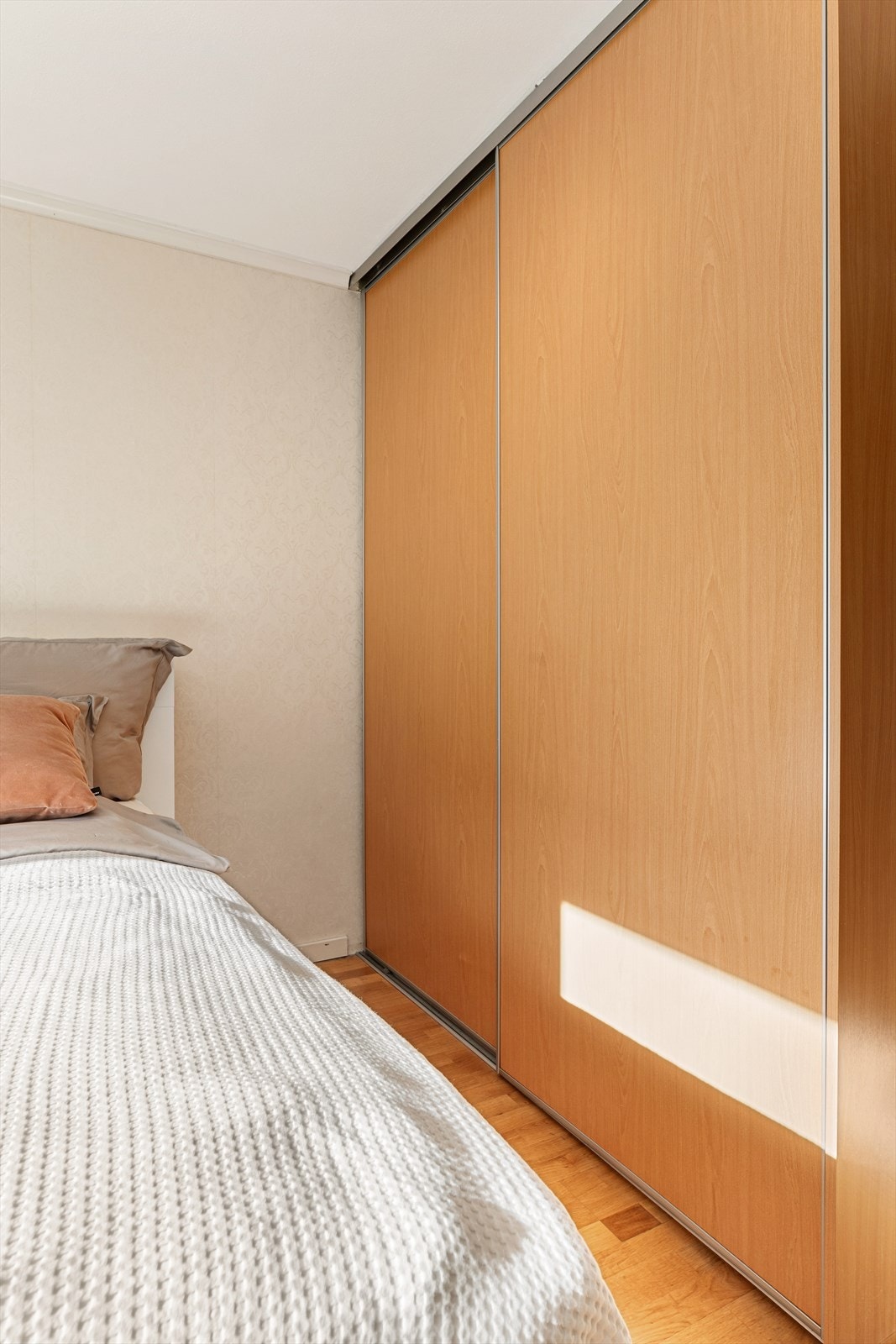 Soverommet har en stor garderobe med skyvedører Galleribilde