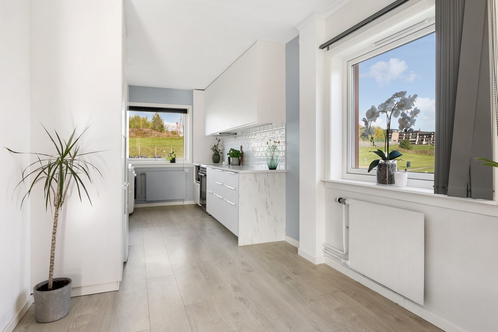 Praktisk kjøkken med rikelig benkplass og oppbevaring. Galleribilde