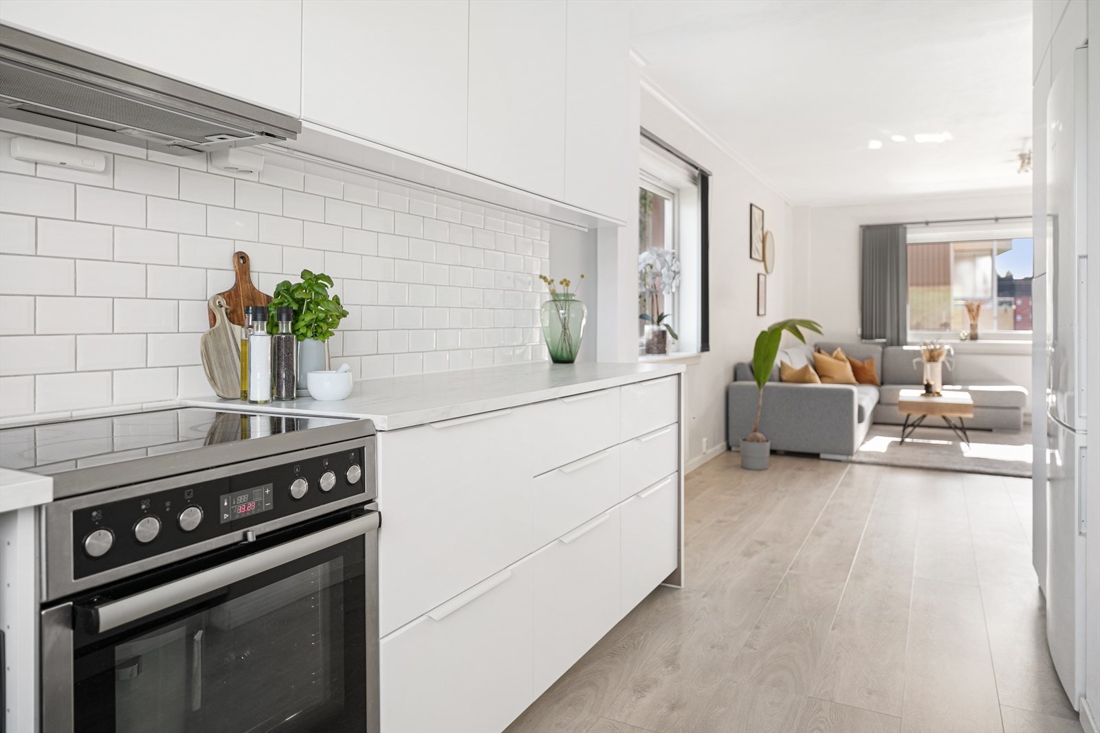 Kjøkkenet har direkte tilgang til stuen, perfekt for sosiale sammenkomster Galleribilde