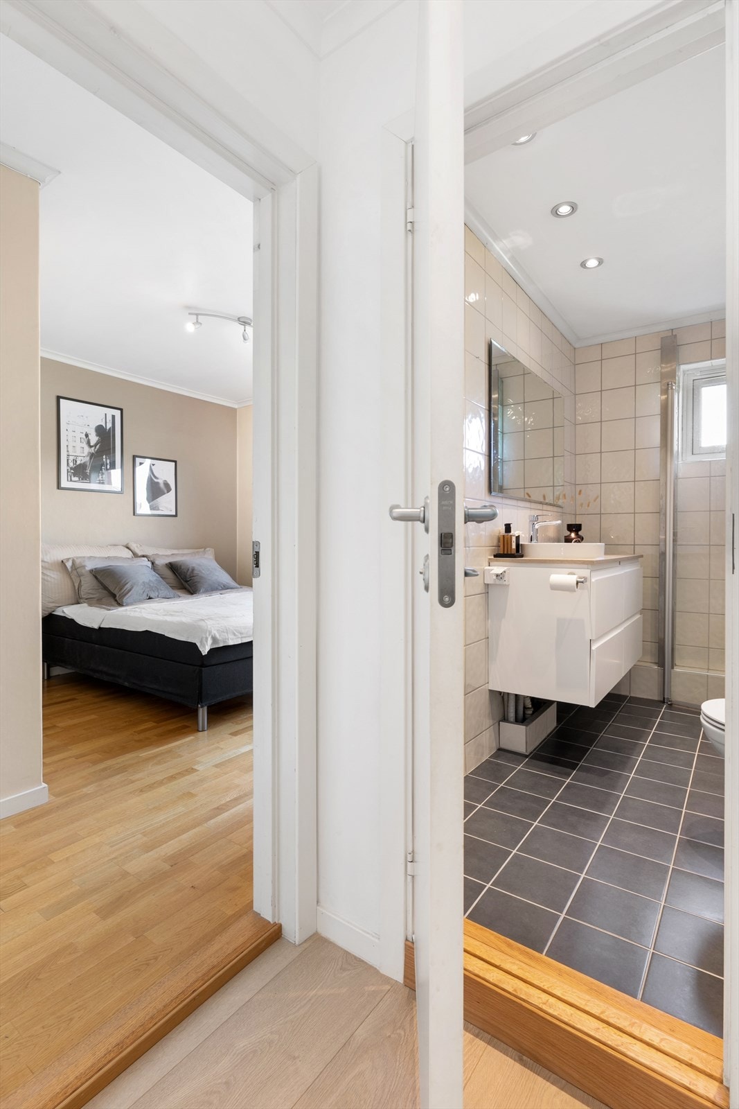 Fra entreen er det tilgang til bad og soverom Galleribilde