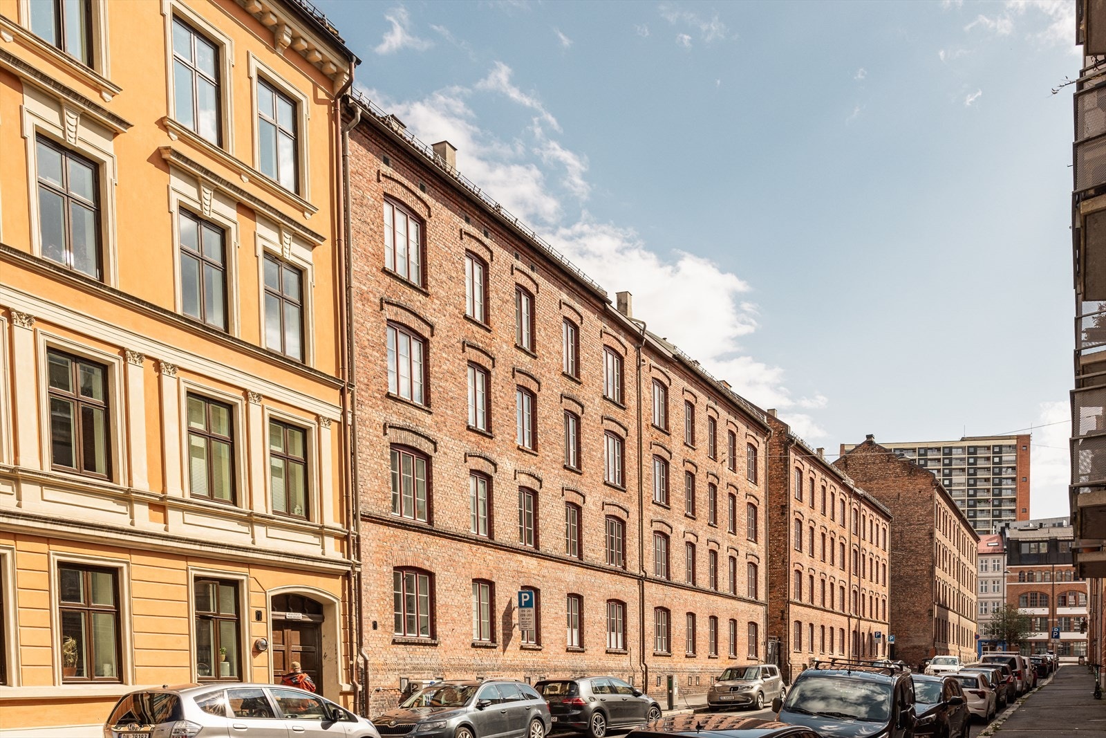 Fasade - Beboerparkering rett utenfor bygården. Godt med kommunale elbil-ladere i nabolaget. Galleribilde