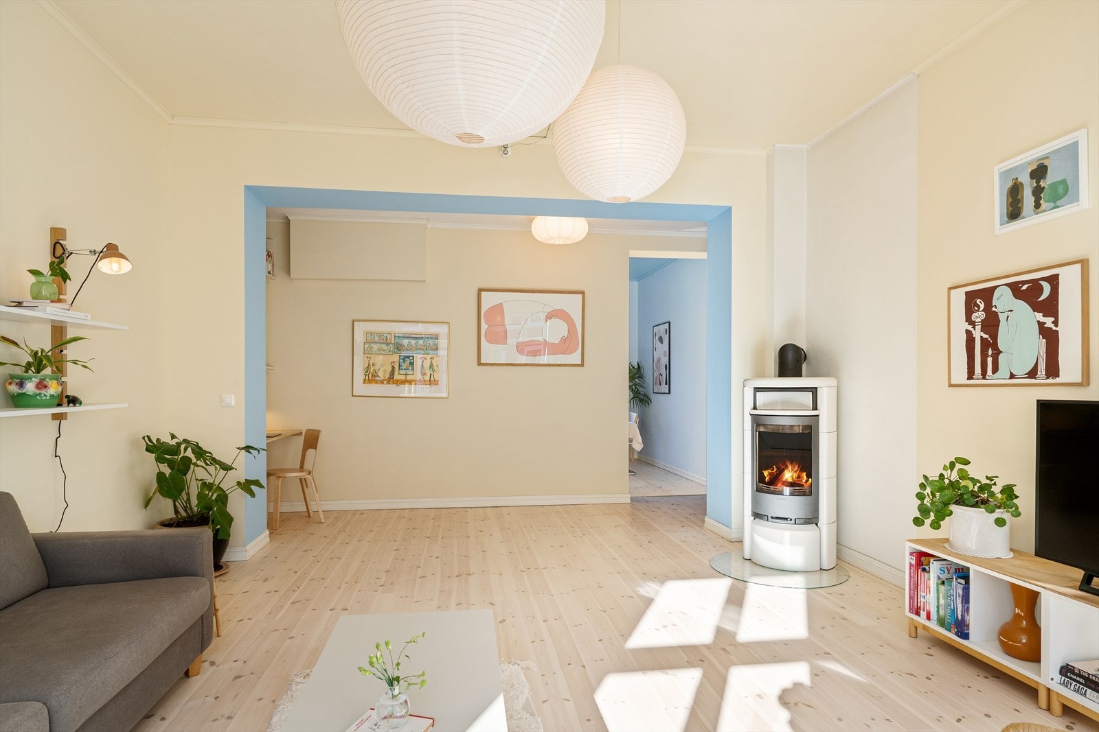 Moderene peis i stue. Galleribilde