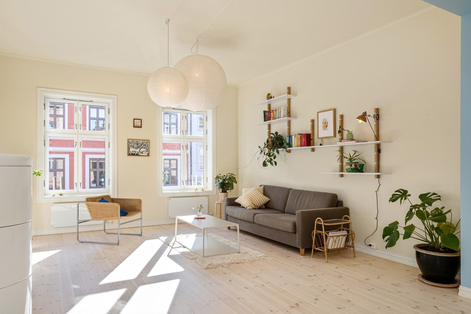 Benjamin Ådna v/ Nordvik har gleden av å presentere denne lekre 3-roms leiligheten i populære Gråbeinskvartalet. Tøyens svar på Bakkebygrenda med et eventyrlig gårdsrom og Botanisk hage som nærmeste nabo! Galleribilde