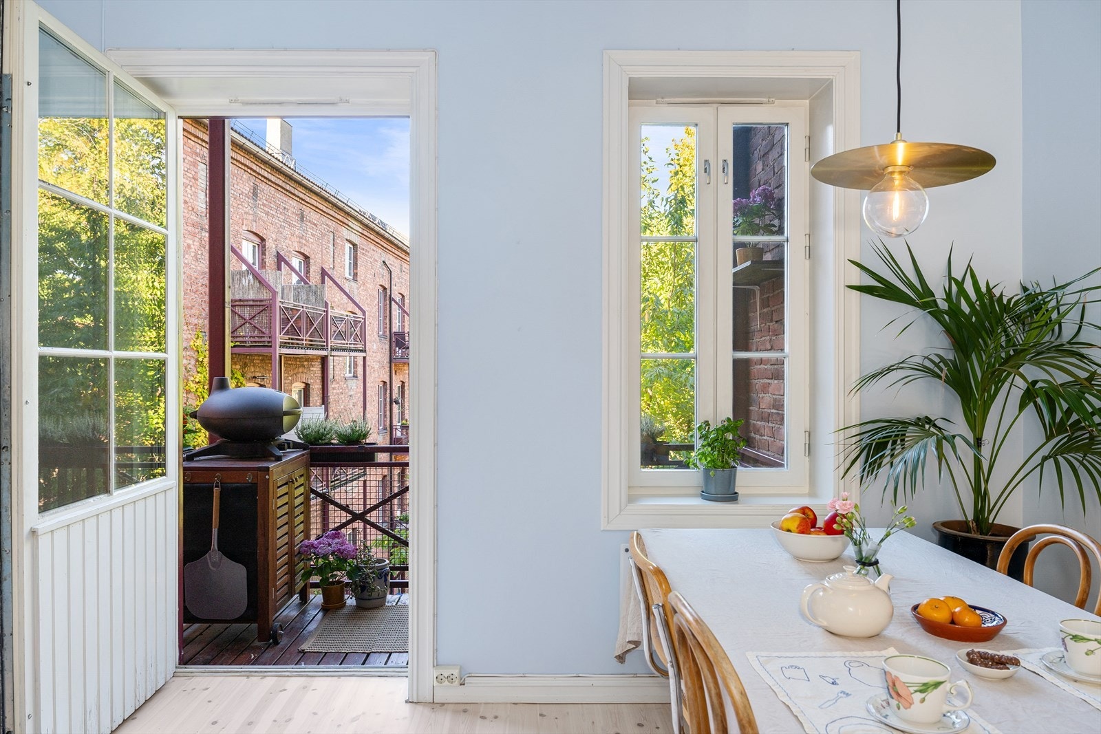 Svært romslig kjøkken med utgang til balkong. Galleribilde