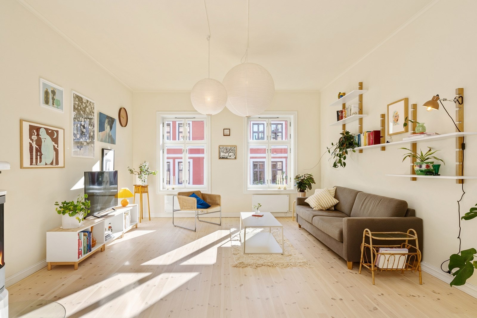 Romslig stue med god plass til flere soner. Galleribilde