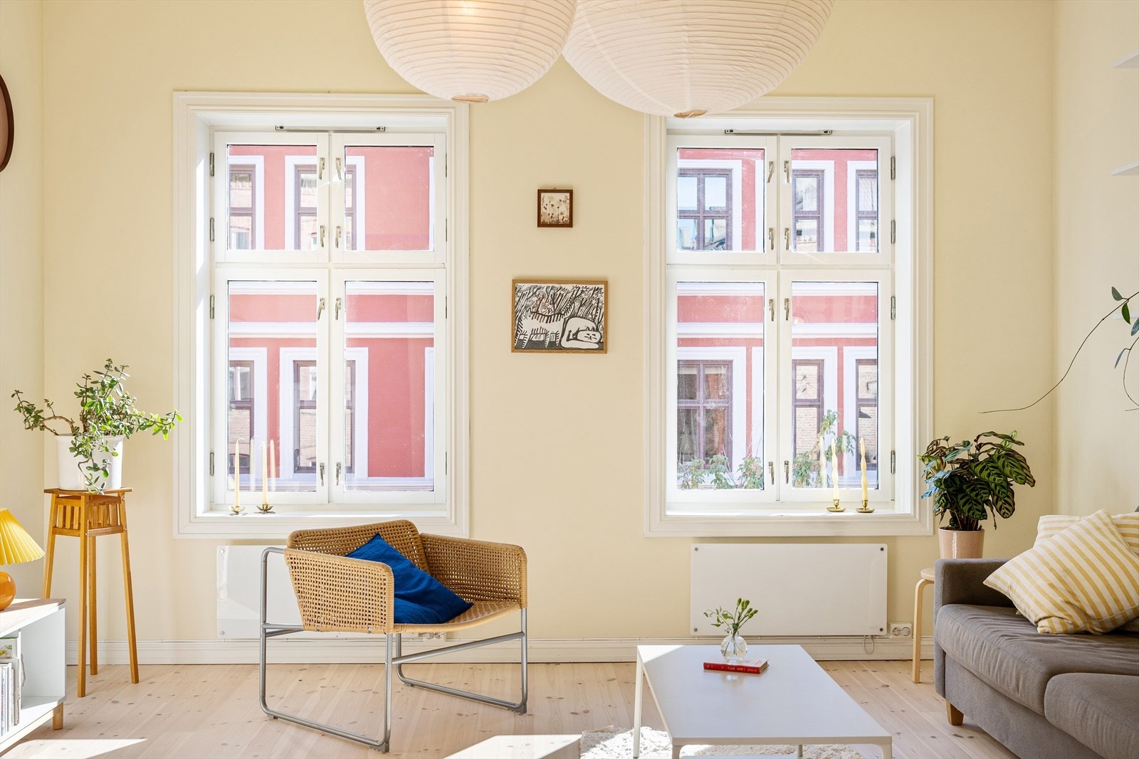 Store vindusflater som gir rikelig med naturlig lys. Galleribilde