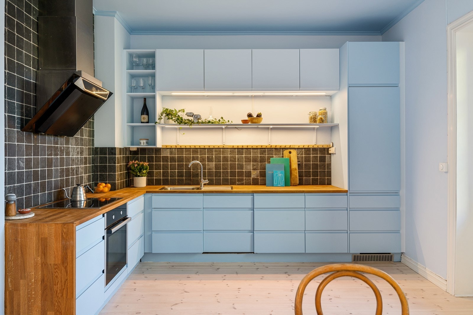 Det er integrert kjøl/fryseskap, oppvaskmaskin, stekeovn og platetopp med kullfiltervifte over stekesonen. Galleribilde