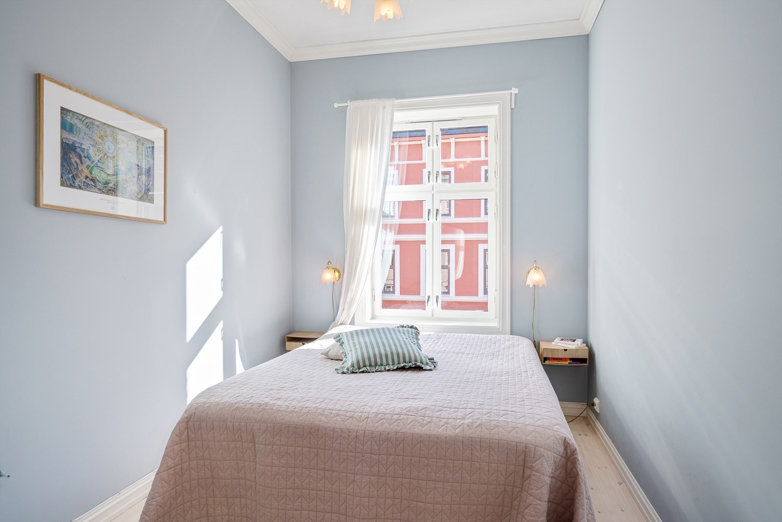 Romlig hovedsoverom med god plass til dobbeltseng. Galleribilde