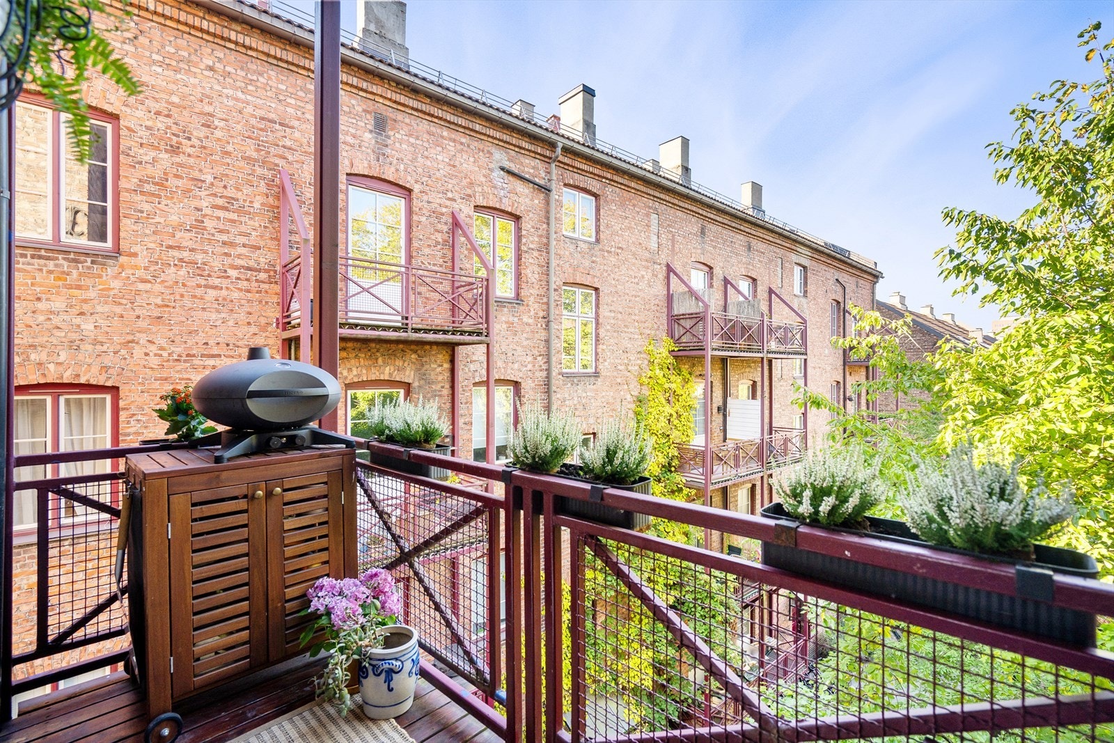 Idyllisk balkong med utsikt mot Tøyens fineste bakgård. Galleribilde