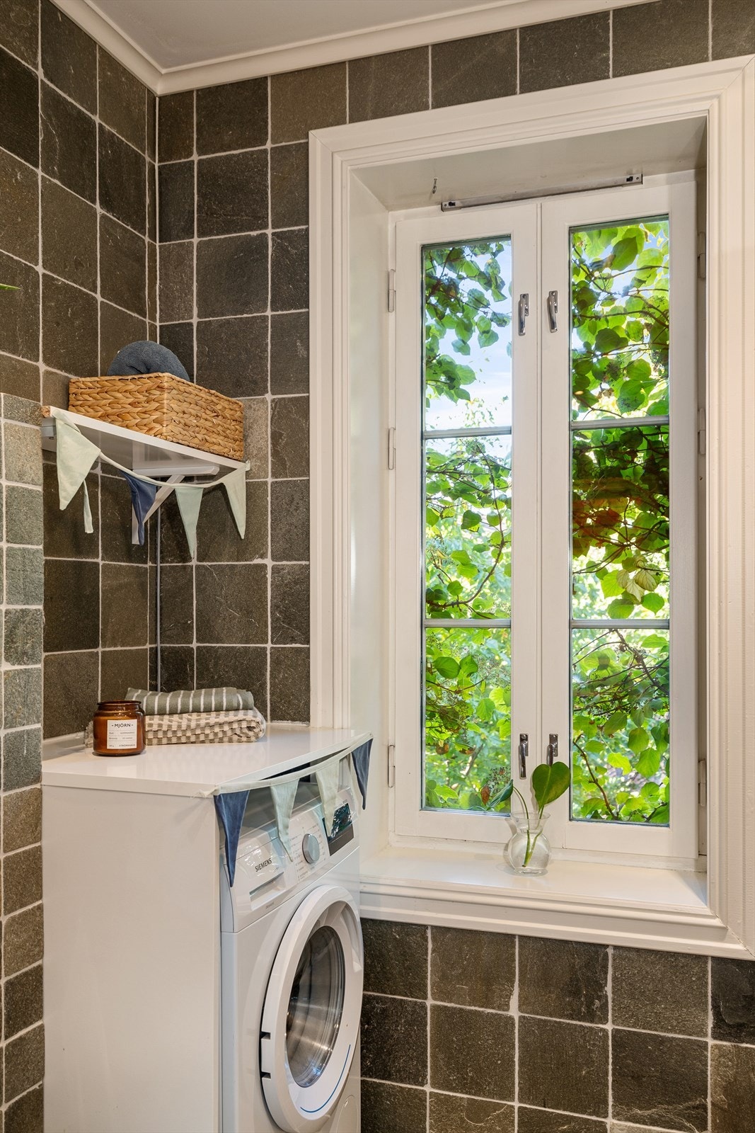 Vindu på baderom uten innsyn. Galleribilde