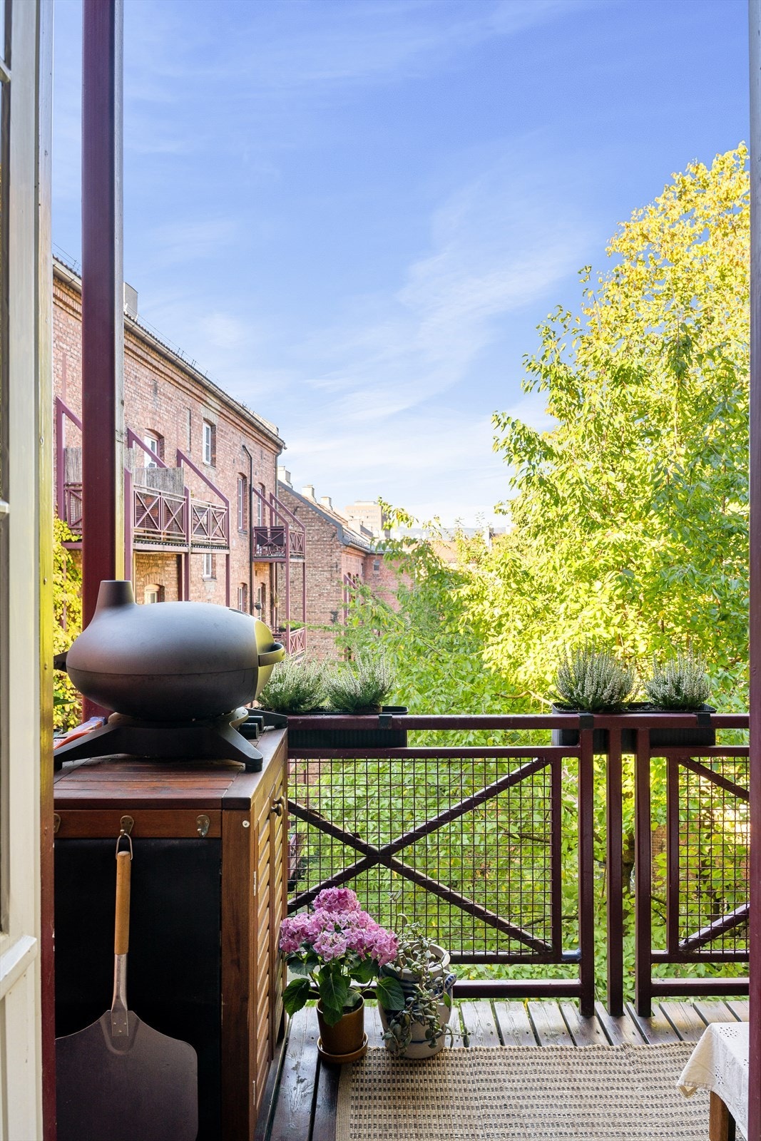 Idyllisk balkong på 4m² med adkomst fra kjøkken. Galleribilde