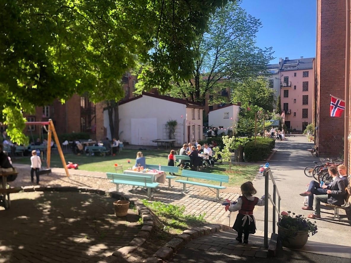 Bakgården er virkelig en sentral del av det å bo her, og må oppleves. Galleribilde