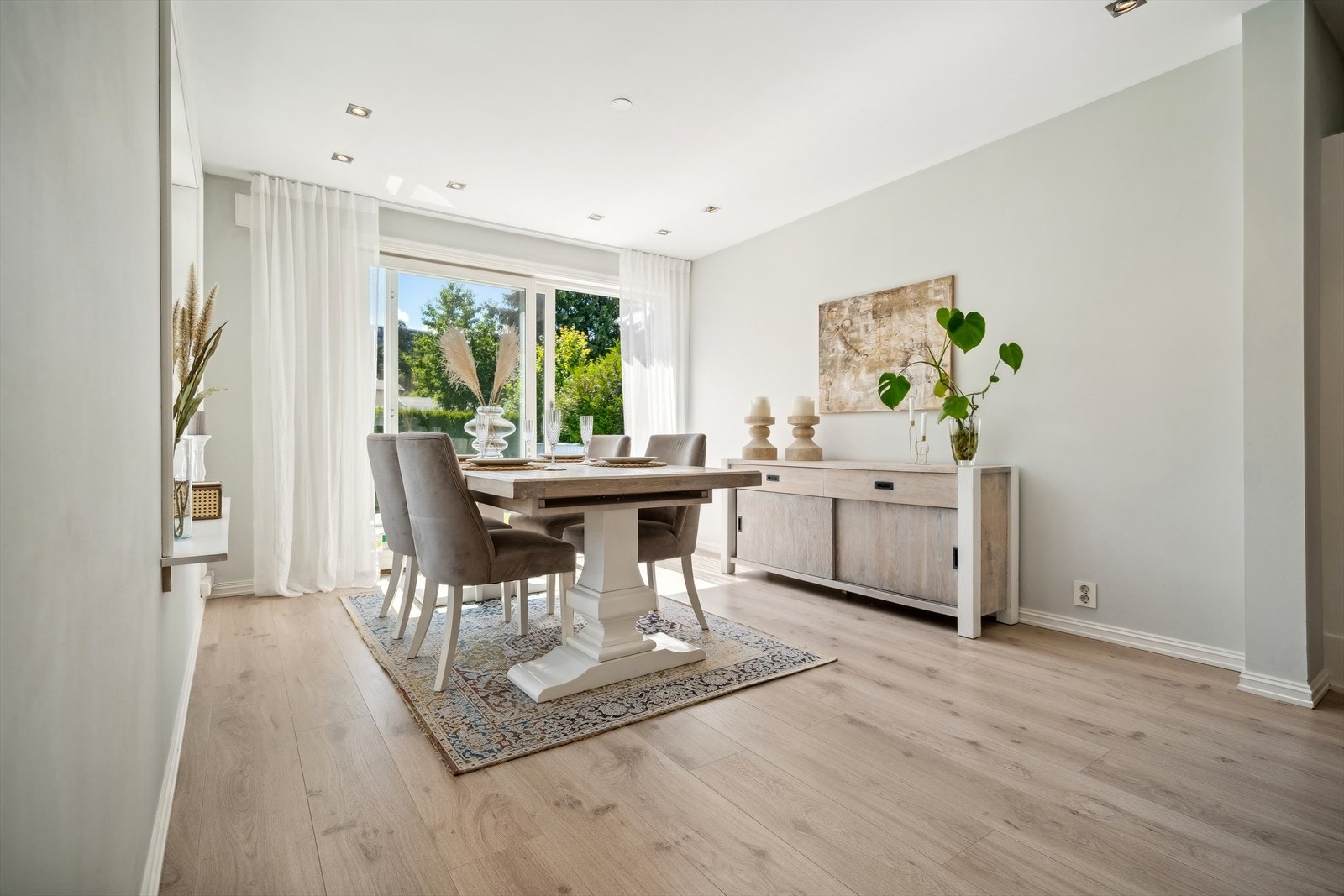 Stuen har et eget område som kan innredes til spisestue, perfekt for hyggelige måltider sammen. Galleribilde