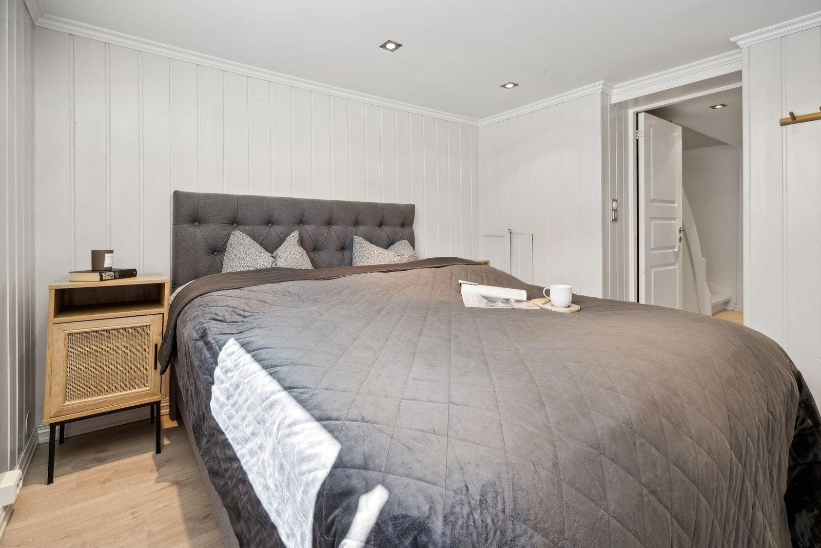 Rommet har enstavs-laminat, lys panelvegger og downlights. Galleribilde