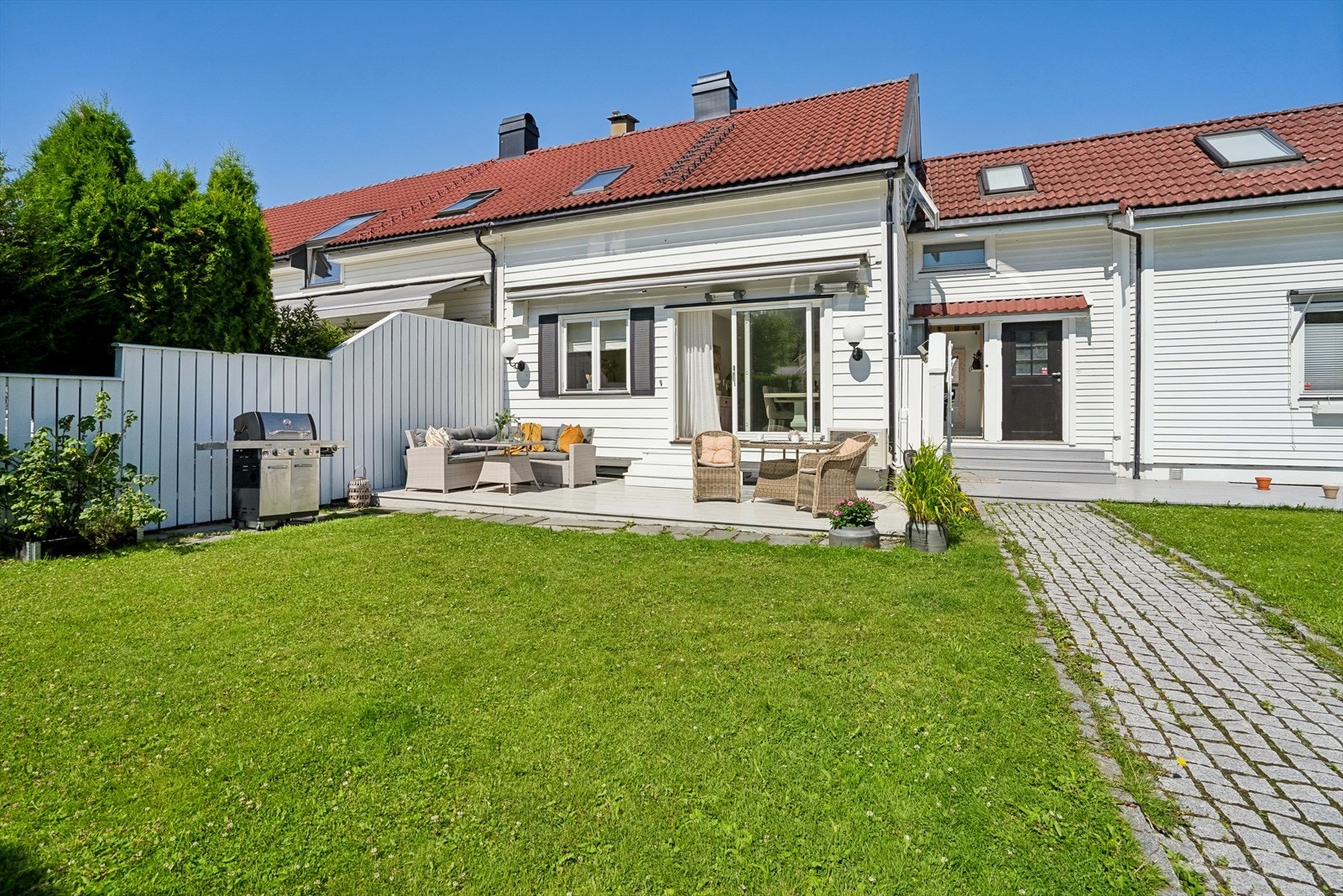 Uteområdet har en flott, velstelt plen og en terrasse med plass til sittegrupper. Galleribilde