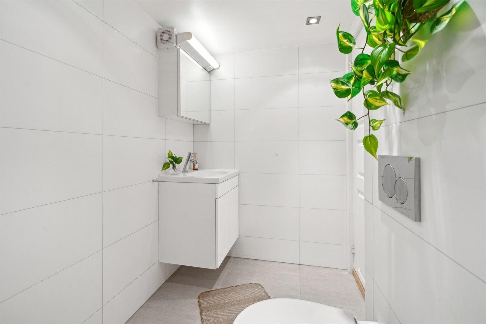 Baderom 2 er flisbelagt, varmekabler i gulv og et tidløst design. Galleribilde