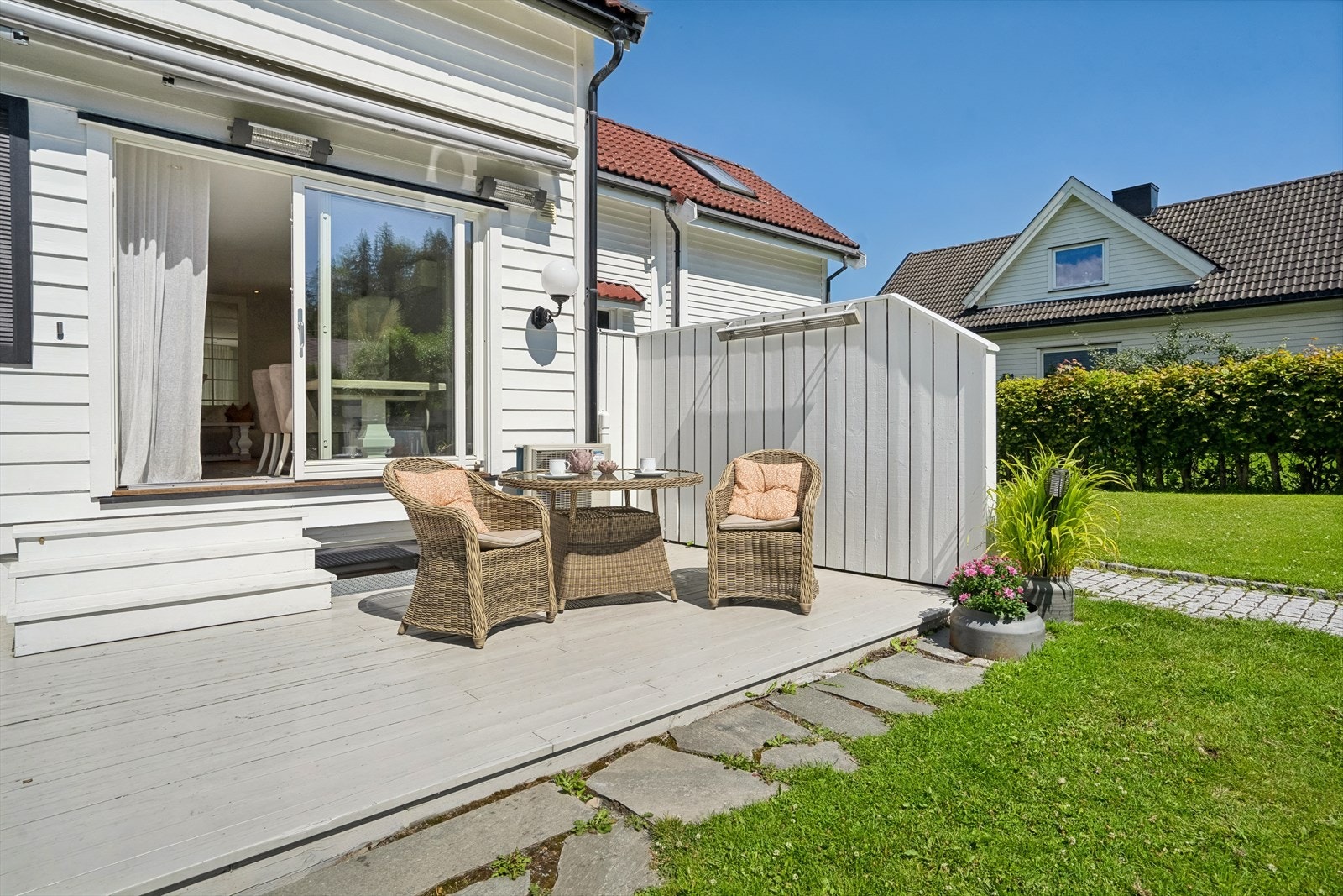 På terrassen kan du nyte solen fra klokken 8 om morgenen til klokken 8 om kvelden på sommerstid. Terrassen er utstyrt med varmelamper og elektrisk persienne for ekstra komfort. Galleribilde
