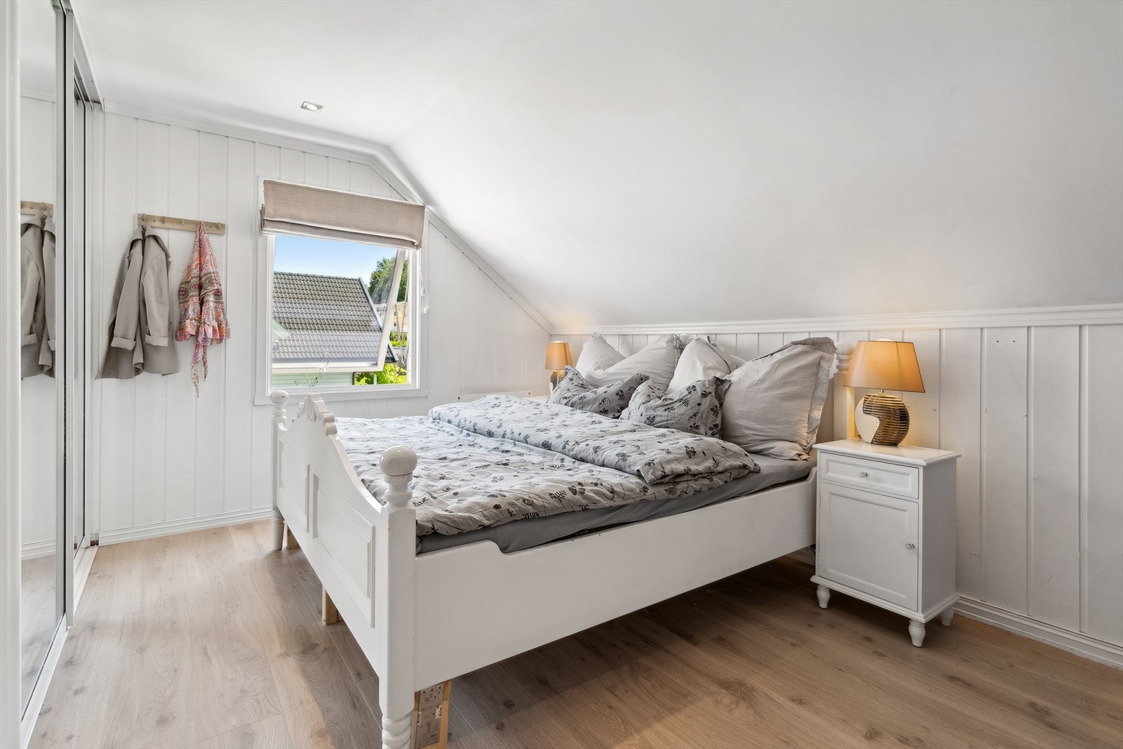 Hovedsoverommet er lyst og romslig, med plass til dobbeltseng, kommode og diverse. Ellers er rommet utstyrt med en romslig skyvedørgarderobe. Galleribilde