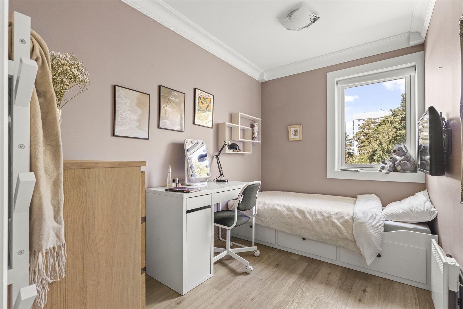 Soverom 2 er også romslig og gir god plass til en stor seng samt andre møbler som kommode eller skrivebord. Galleribilde