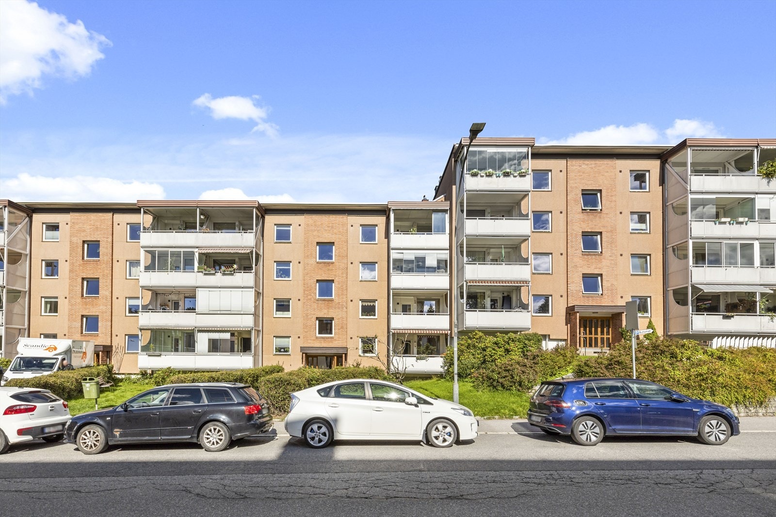 Borettslaget disponerer 155 utendørs parkeringsplasser. Disse parkeringsplassene leies ut etter eventuelle ventelister. Galleribilde