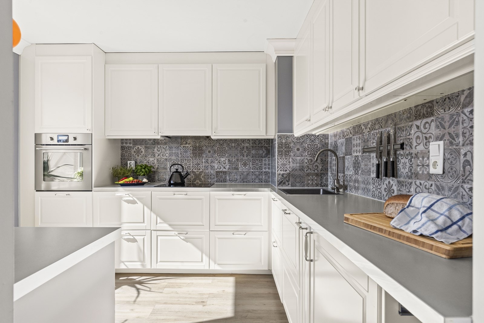 Leiligheten har et stort og moderne kjøkken fra 2015 med god skap- og benkeplass. Galleribilde