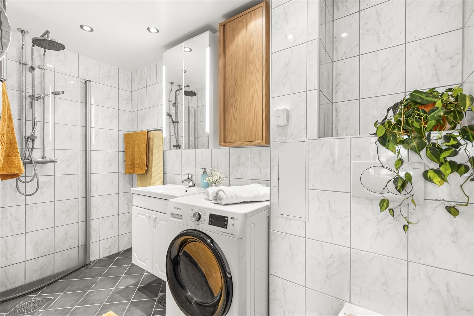 Pent flislagt baderom med elektrisk gulvvarme og innfelte downlights i himlingen, totalrehabilitert av borettslaget i 2009. Galleribilde