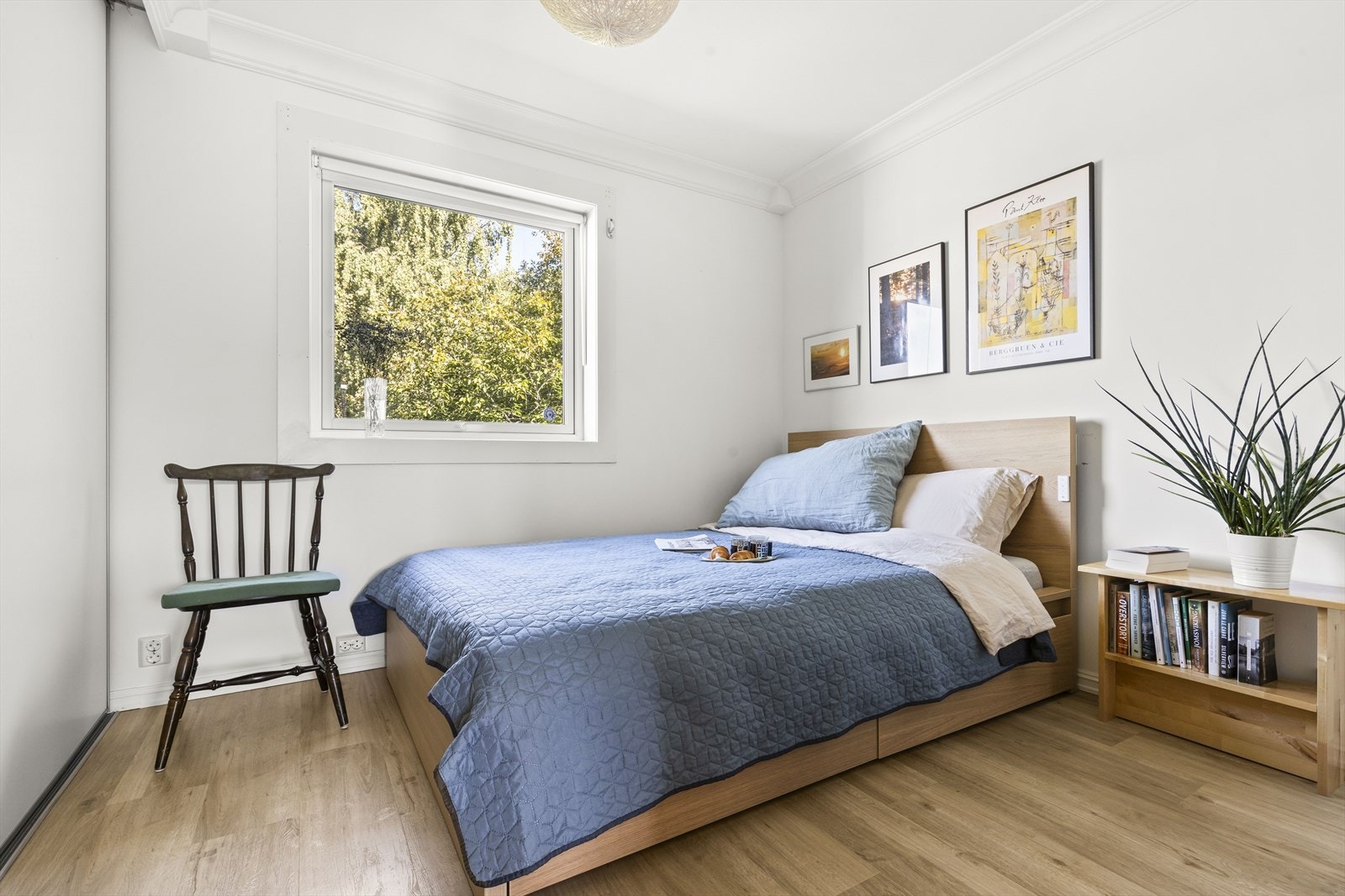 Hovedsoverommet er av god størrelse med plass til dobbeltseng, nattbord og tilhørende møbler. Galleribilde