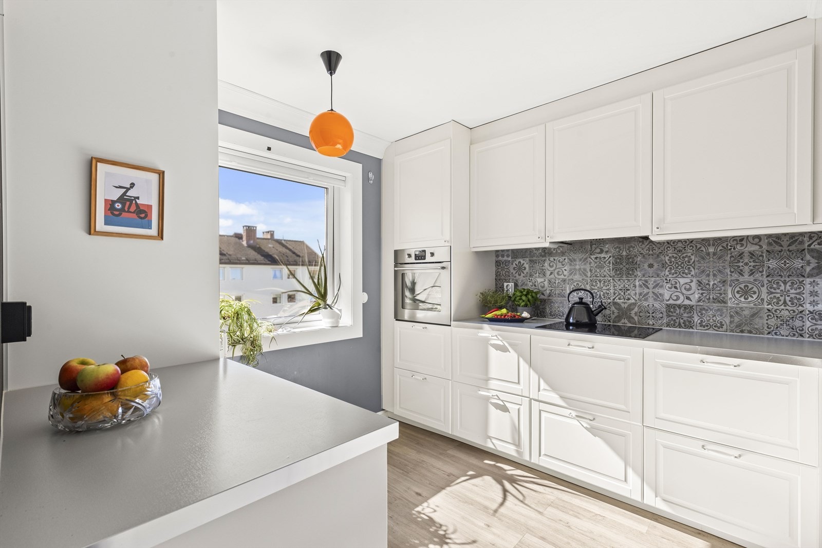 Kjøkkenet har profilerte fronter og laminat benkeplate med nedfelt vask. Galleribilde