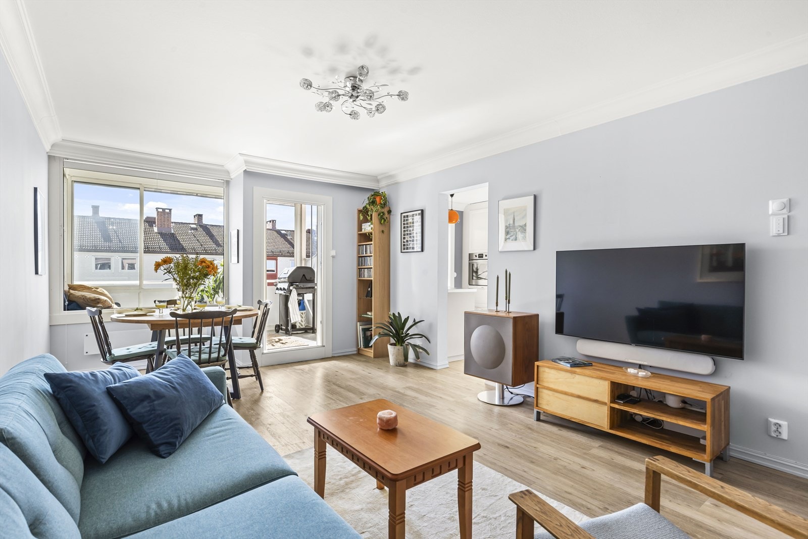 Gulvet er belagt med flott laminat, og overflatene er malt i delikate og moderne fargetoner. Et perfekt utgangspunkt for å innrede med egne møbler og gjenstander for å skape ditt drømmehjem. Galleribilde