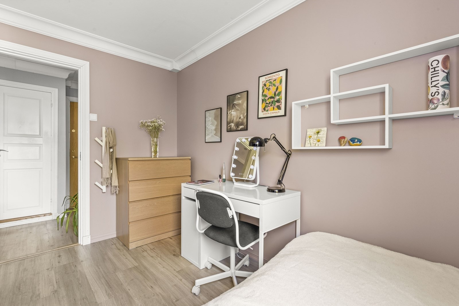 Dette gir deg fleksibilitet til å innrede rommet etter dine behov, enten du ønsker et koselig soverom, et hjemmekontor eller et multifunksjonelt rom. Galleribilde