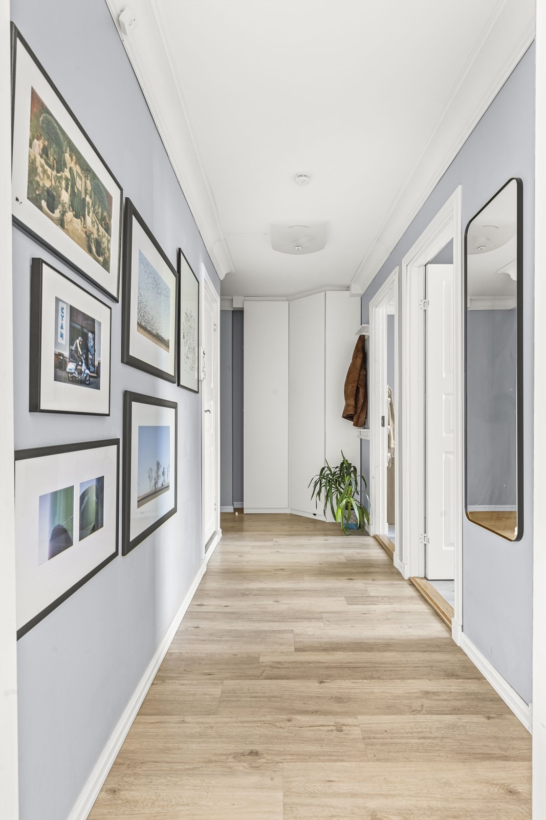 Velkommen inn! Leiligheten har en innbydende entré som gir et umiddelbart godt førsteinntrykk. Det er god plass til oppbevaring av yttertøy i det romslige garderobeskapet. Galleribilde