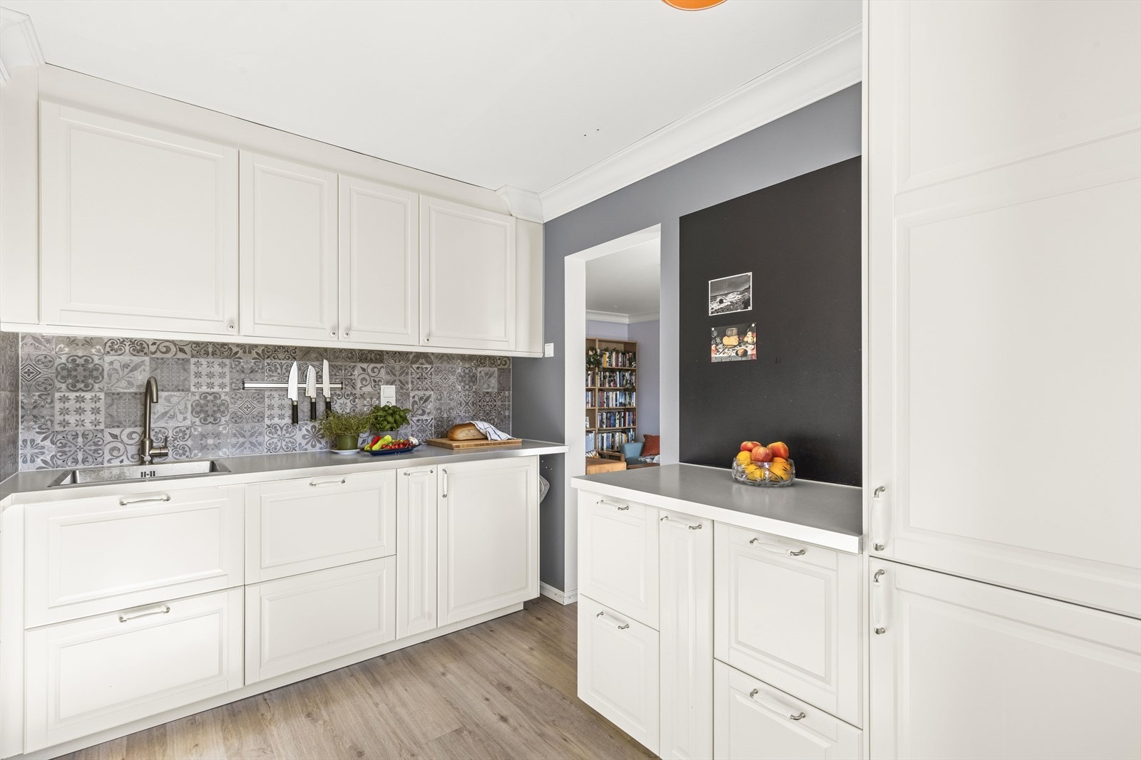 Videre er det integrert platetopp, stekeovn, oppvaskmaskin og kjøl/fryseskap. Det er kullfilterventilator over kokeplass. Galleribilde