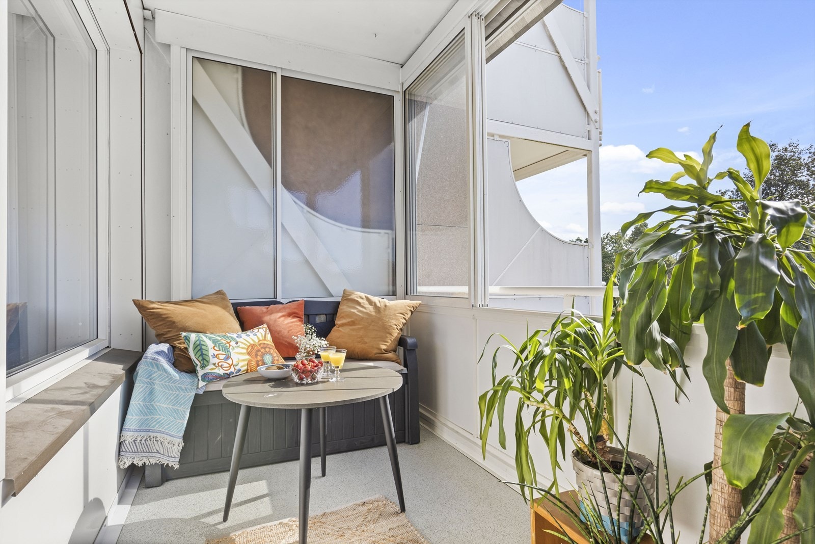 På vår- og sommerhalvåret blir balkongen som en forlengelse av stuen og innbyr til mer samvær og fine stunder med familie og venner. Galleribilde