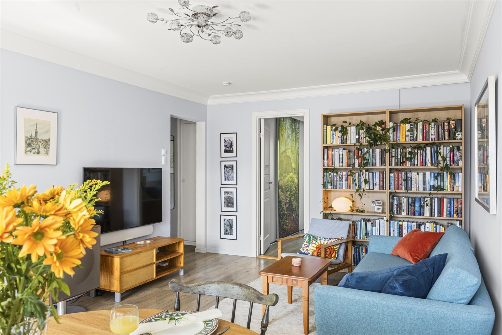 Planløsningen åpner opp for flere møbleringsmuligheter med god plass til sofagruppe, TV-møbler og spisebord med tilhørende stoler. Galleribilde