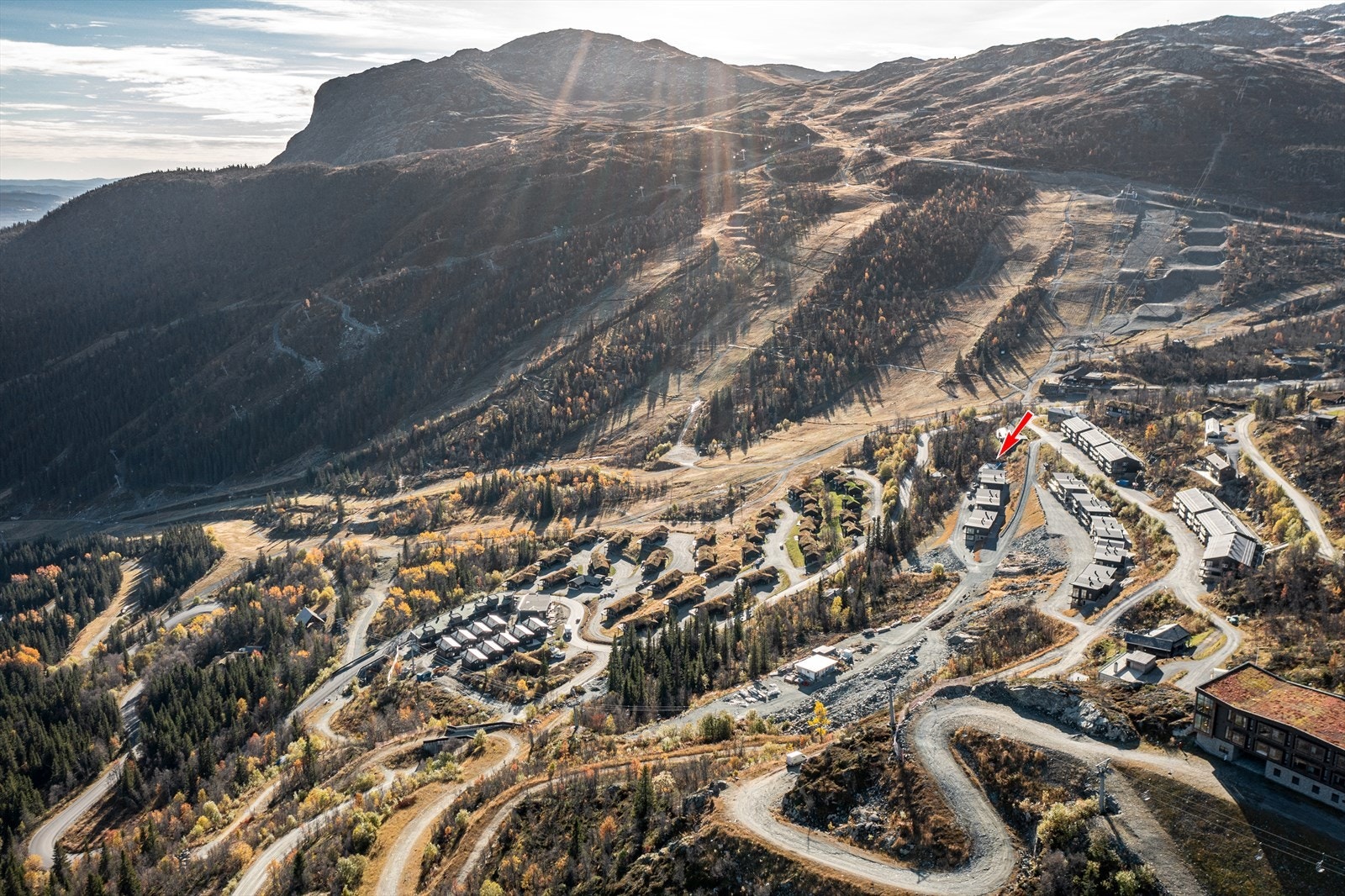 Eiendommen er omringet av skibakker og heiser og ligger ski inn/ut til hemsedal skisenter. Galleribilde
