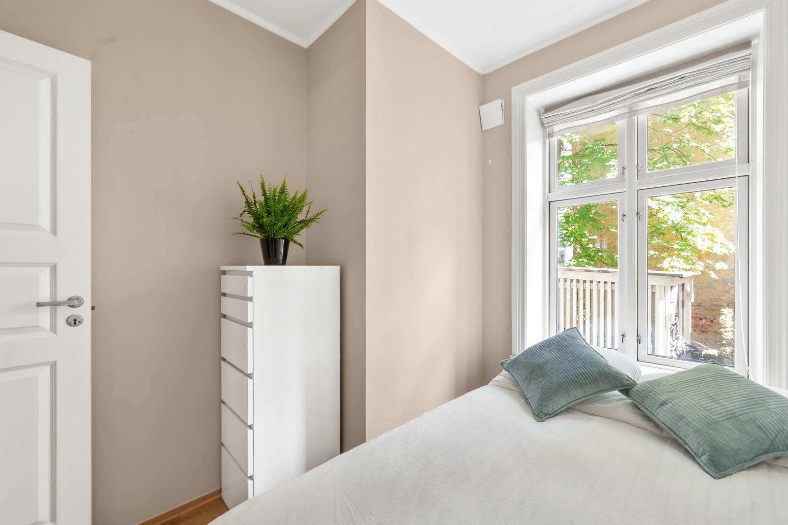 Den lune fargen på veggene skaper en god atmnosfære. Det er plass til dobbeltseng (150cm) Galleribilde