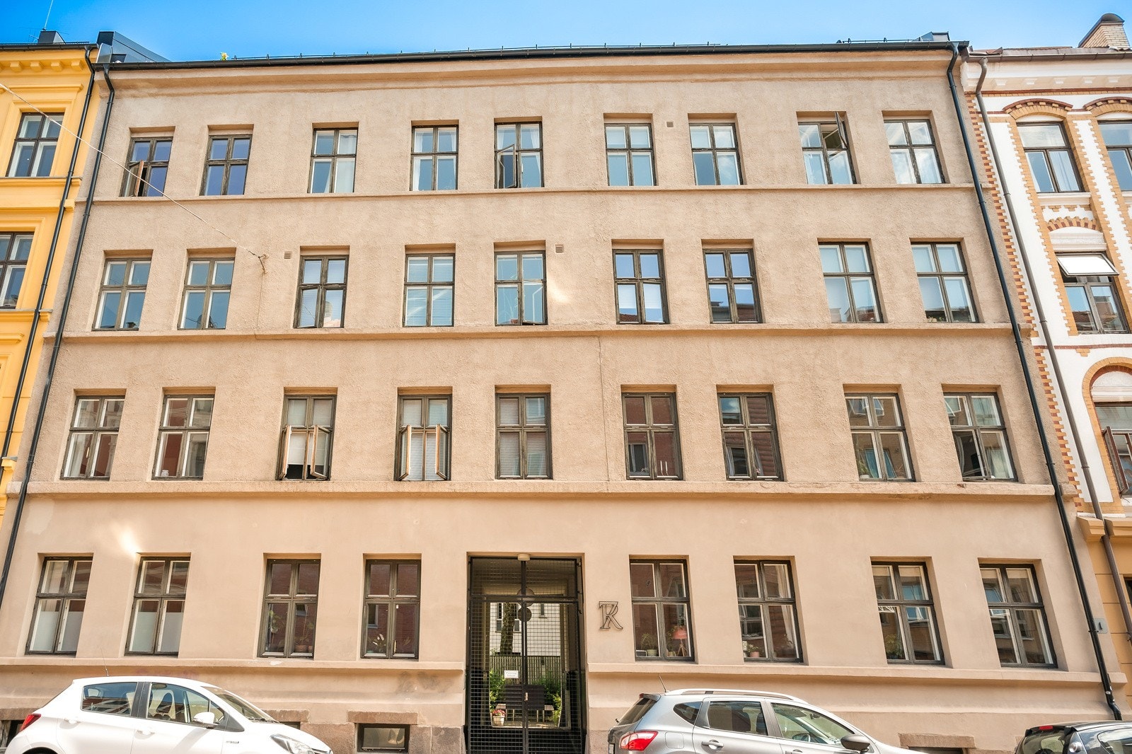 Leiligheten befinner seg i en klassisk bygård og bygget ble renovert i 2007/08. Galleribilde