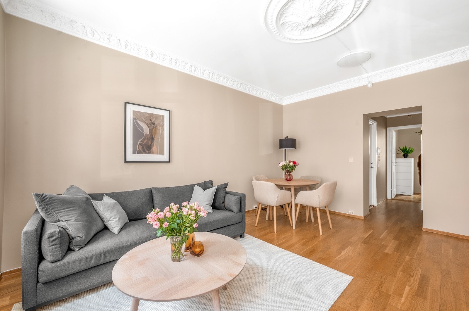 Det er god plass til sofagruppe og tilhørende møblement. Her får du en god kombinasjon av det klassiske og moderne, med stukkatur og rosett. Galleribilde