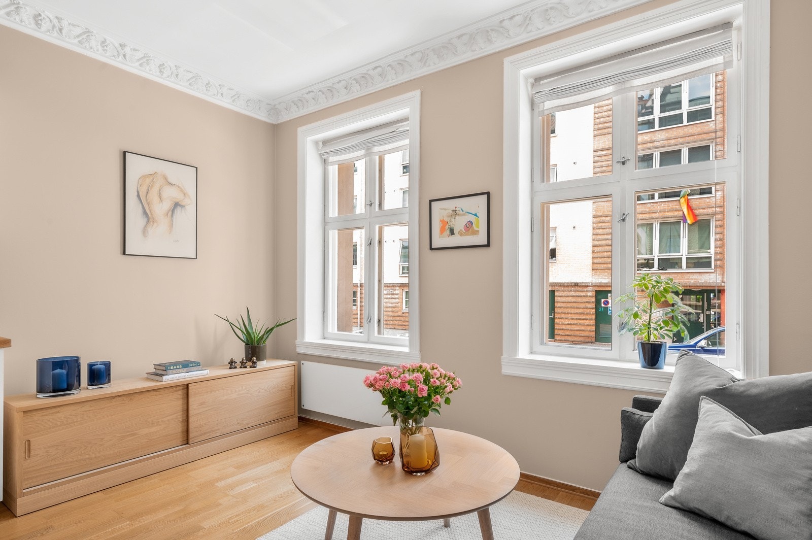 De store, flotte vindusflatene slipper inn rikelig med naturlig lys. Galleribilde