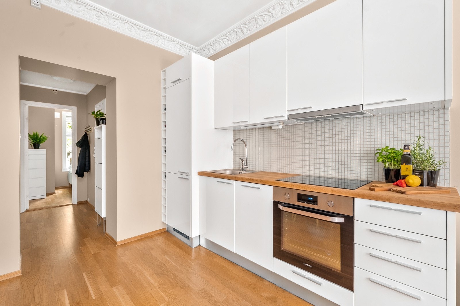 Kjøkkenet byr på integrert oppvaskmaskin og kjøleskap med frysedel. Her får du også godt med arbeidsplass og oppbevaringsplass. Galleribilde