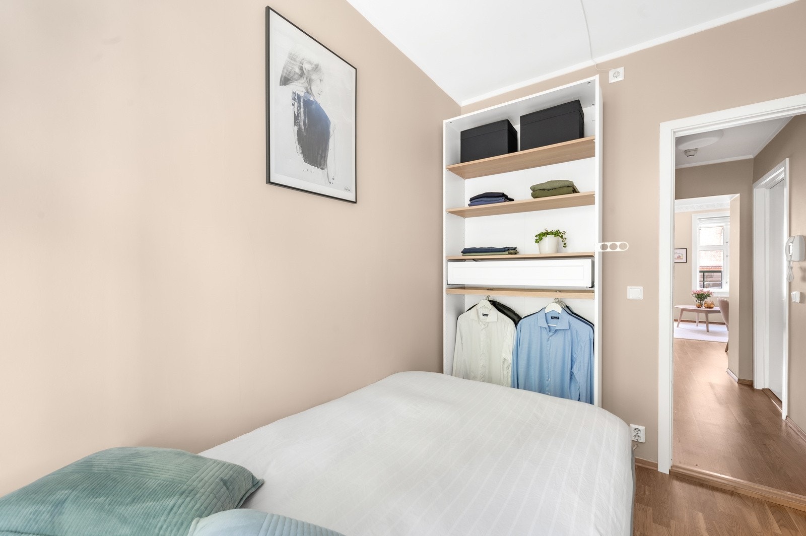 Flott skap byr på god oppbevaringsplass. Galleribilde