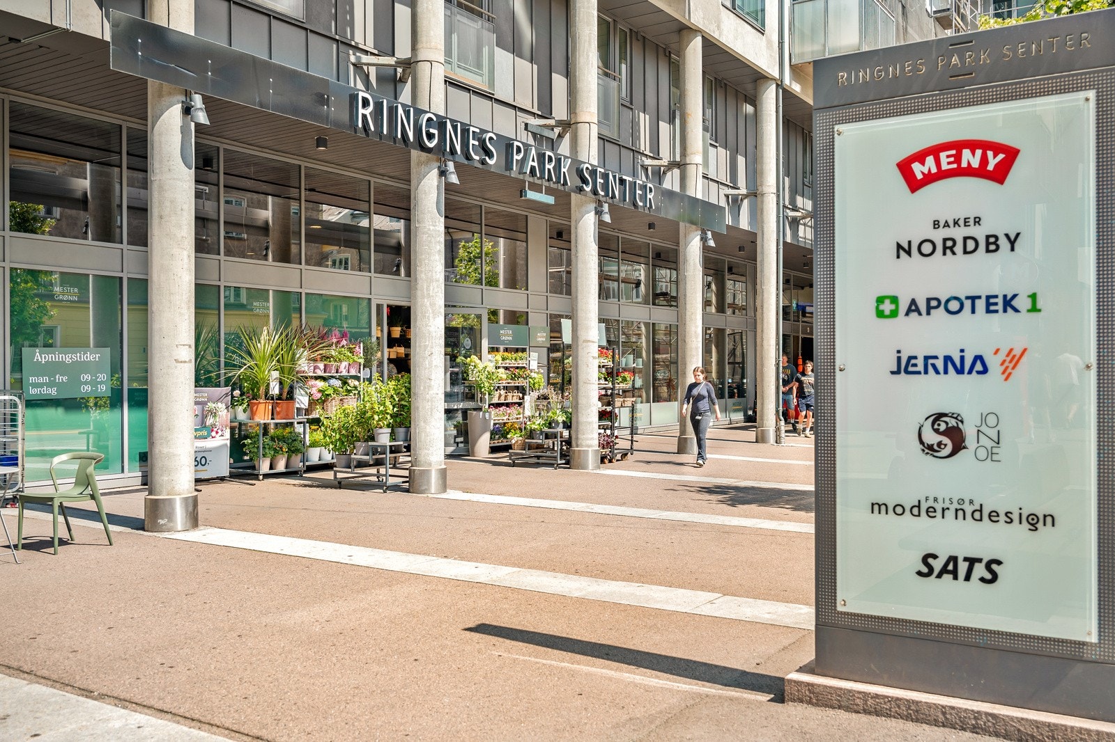 Ringnes Park Senter ligger en kort spasertur unna, og byr blant annet på butikker, Sats treningssenter og et av Nord Europas mest moderne kinoanlegg. Galleribilde