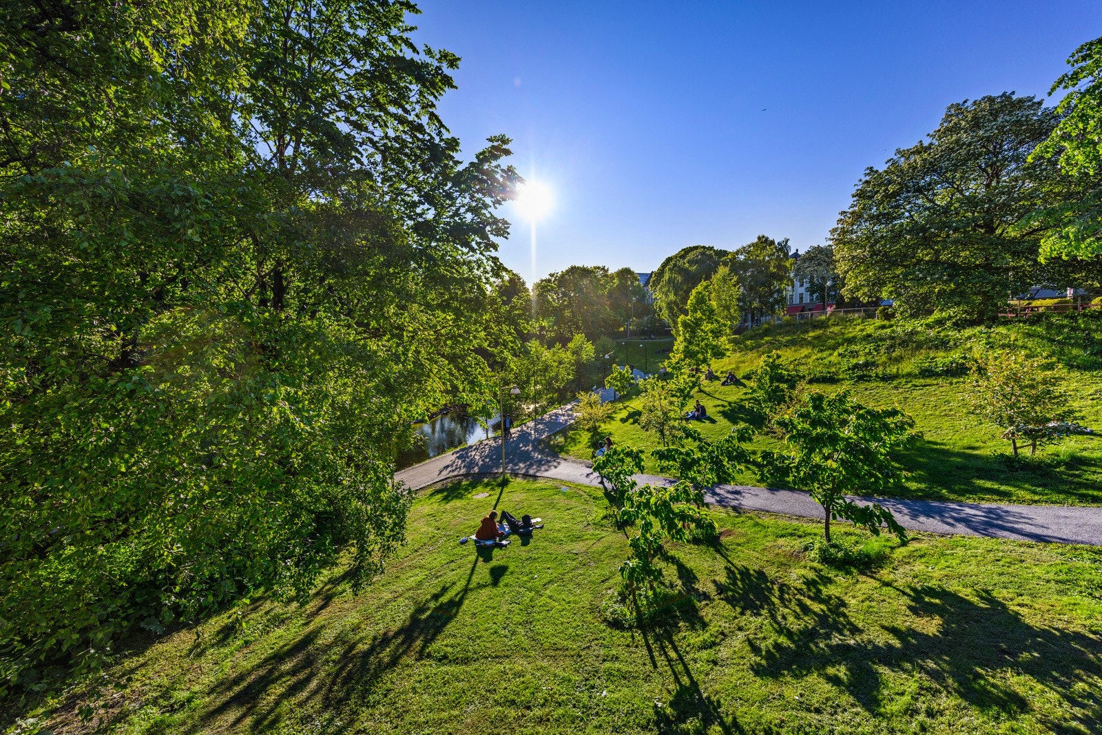 Eiendommen ligger i et meget populært og sentralt boligområde på Grünerløkka i Oslo, med nærhet til Akerselva, Birkelunden og Olaf Ryes plass. Galleribilde