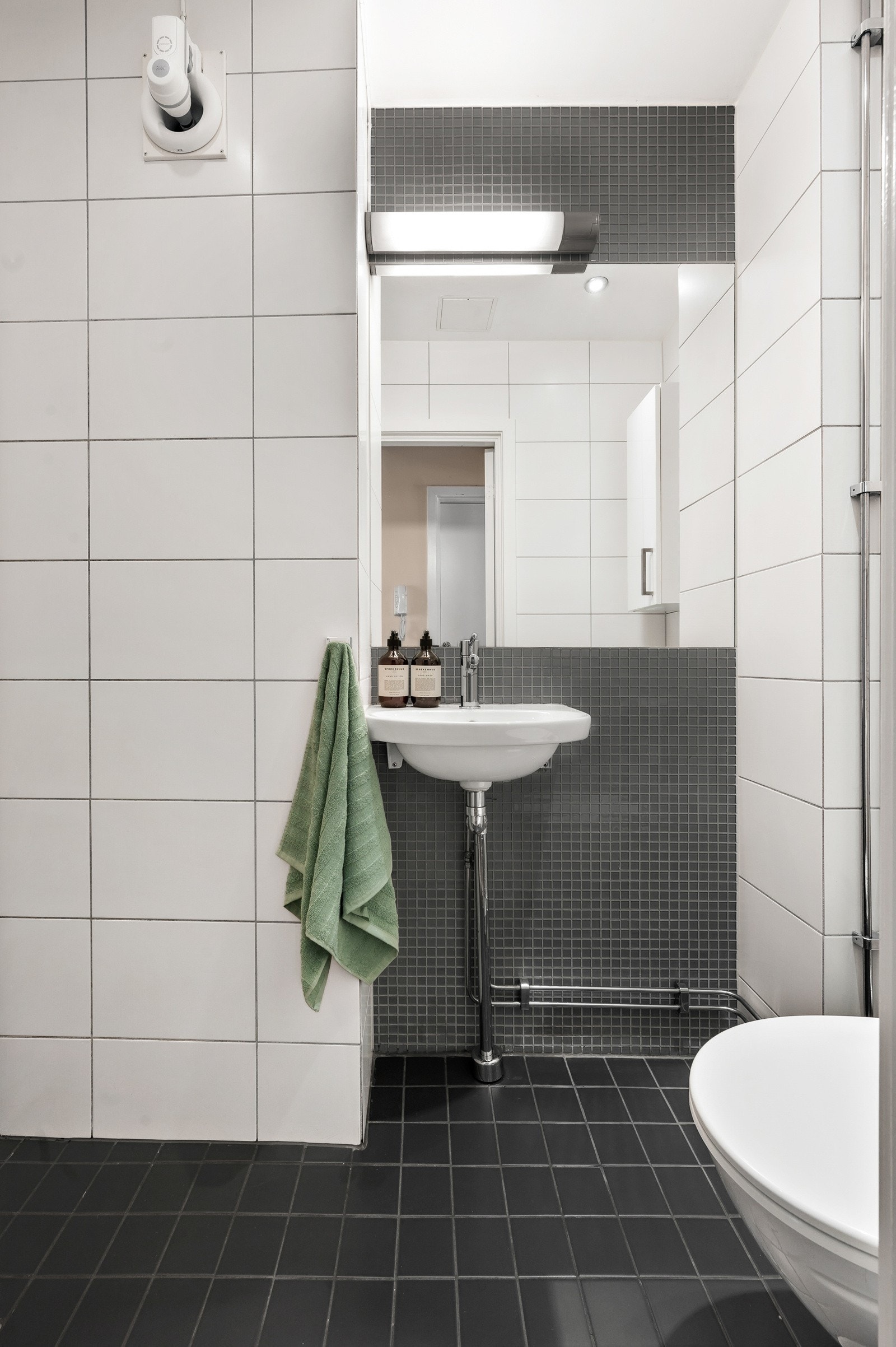 Flott, flislagt bad med gulvvarme fra 2007. Galleribilde