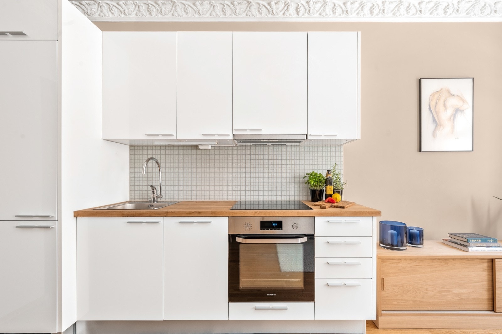 Den flotte kjøkkeninnredningen er fra 2007, bestående av slette fronter og benkeplate av tre. Galleribilde