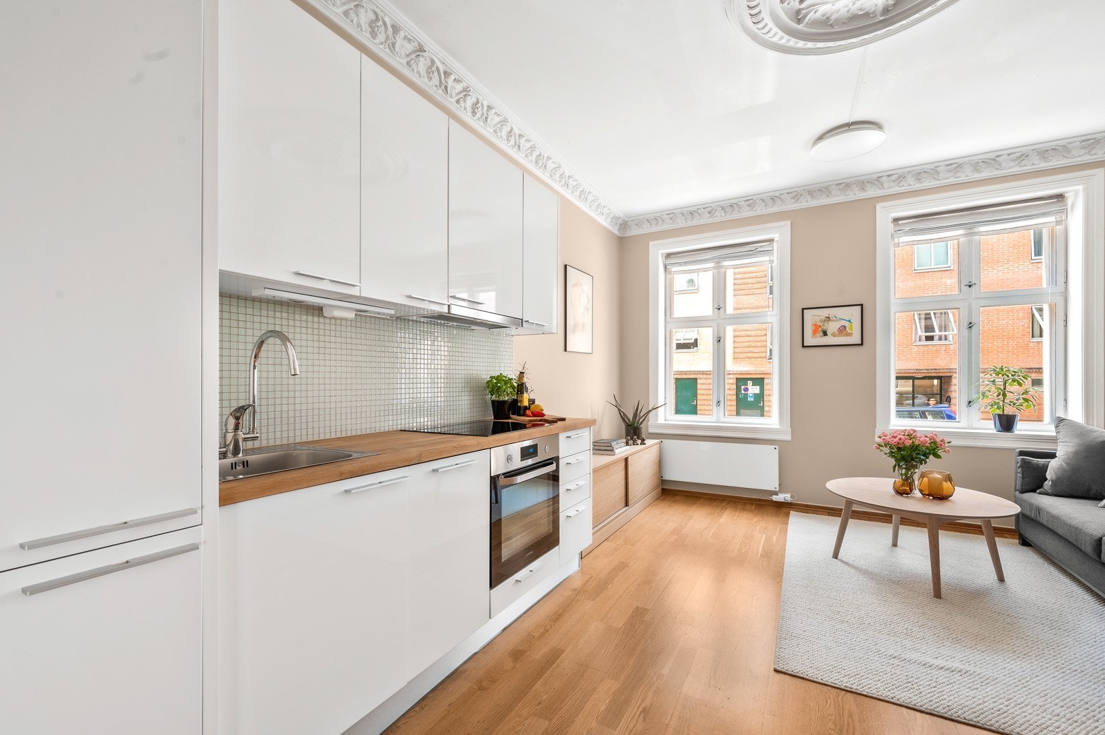 Tidsriktig, sosialt kjøkken med åpen løsning mot stue. Galleribilde