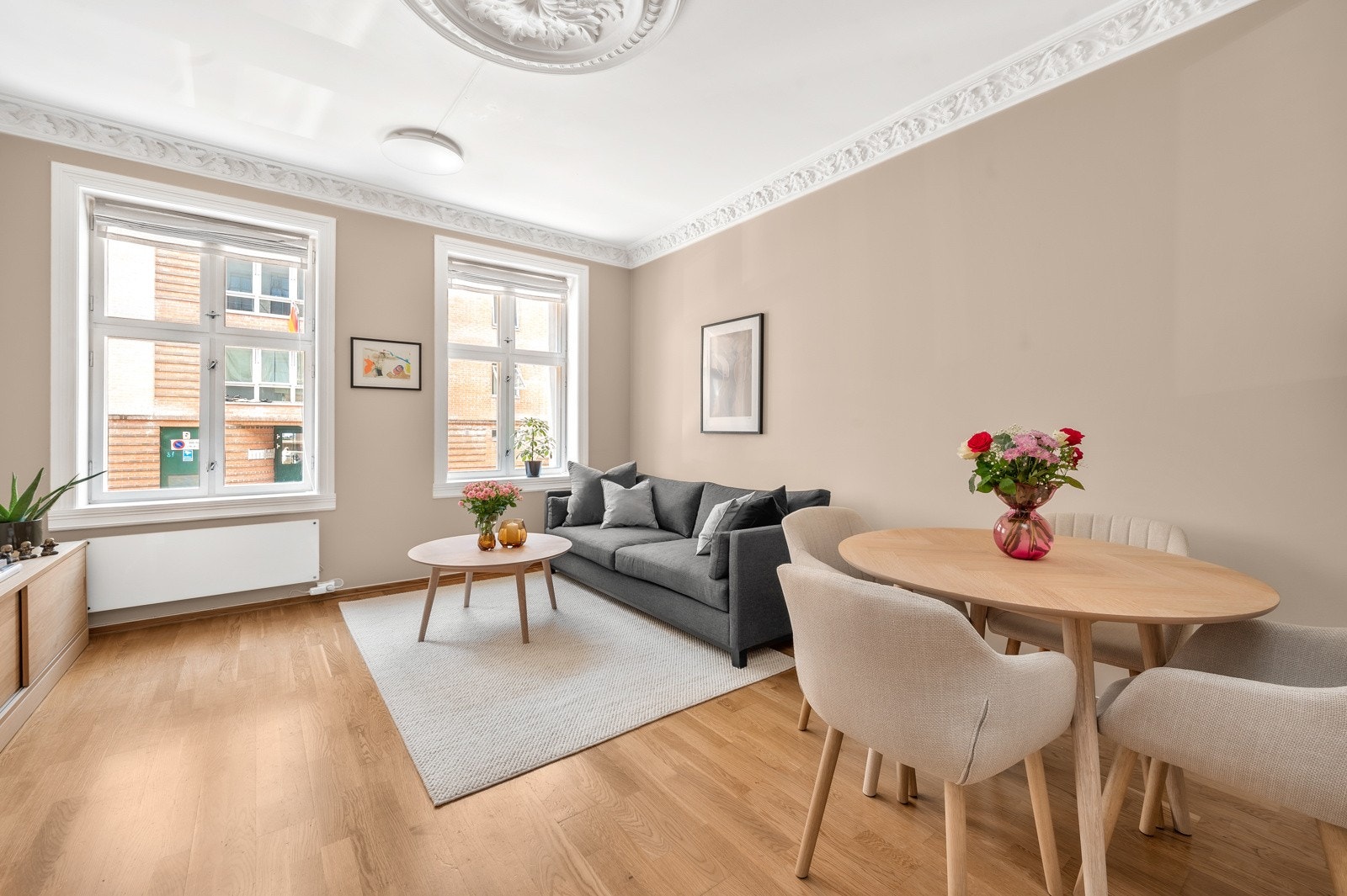 Leilighetens stue fremstår som meget lys og innbydende med en tilhørende generøs takhøyde, noe som skaper en god romfølelse. Galleribilde