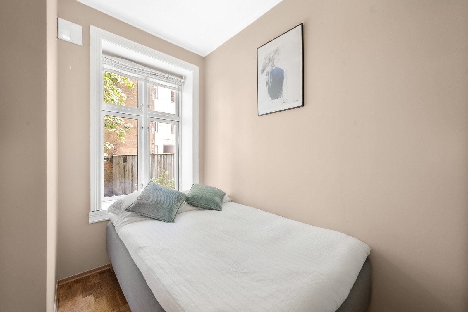 Leikighetens soverom er av ideell størrelse, med god plass til seng. Galleribilde