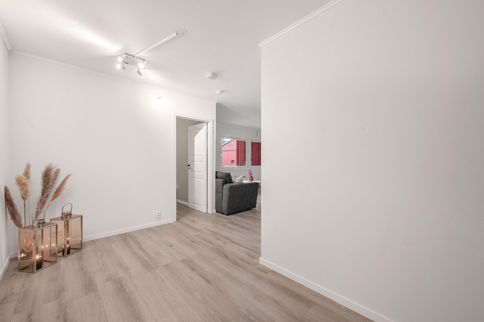 Meget romslig og praktisk entré med god plass til å henge fra deg yttertøy og sko. Galleribilde