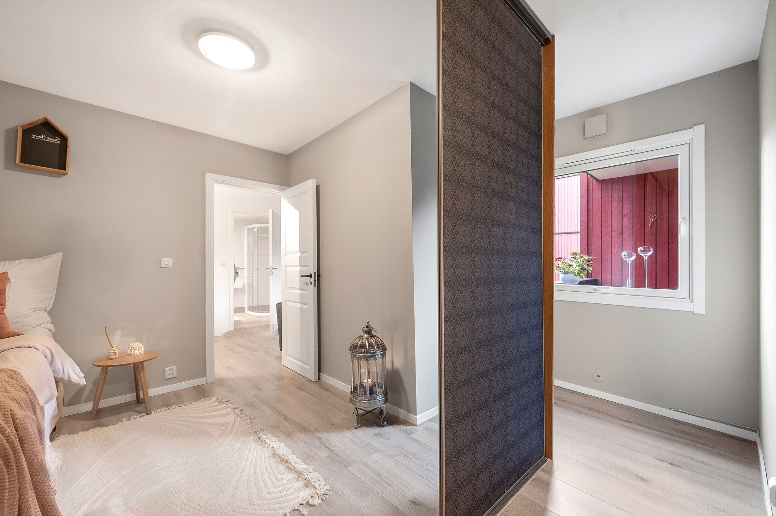 Stor skyvedørsgarderobe medfølger boligen. Galleribilde